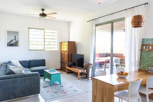 Ruang duduk di Nautilus Surf & Yoga Villas Santa Teresa
