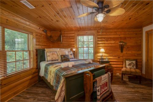 - une chambre avec un lit dans une cabane en rondins dans l'établissement Mountainside Lodge, à Banner Elk