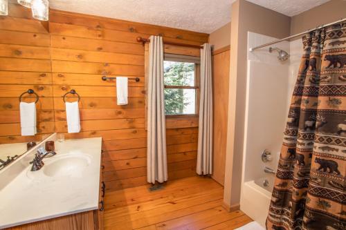 un bagno con lavandino e finestra di Mountain Skye Lodge a Banner Elk