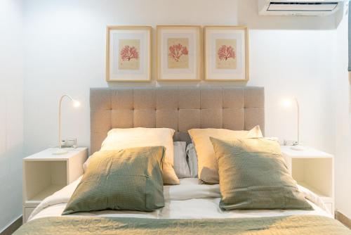 um quarto com uma cama com dois candeeiros em La Casita del Mercado em Málaga