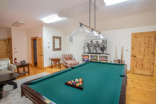 Biliár nebo kulečník v ubytování Mountain Song Lodge
