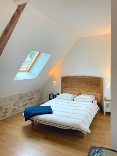 een slaapkamer met een groot bed op zolder bij Maison bord de mer ・La côtière・ in Piriac-sur-Mer