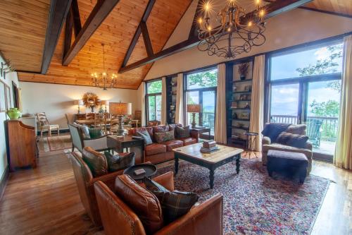 Χώρος καθιστικού στο Pinnacle View Lodge