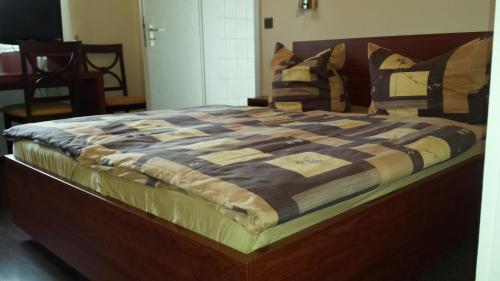 En eller flere senge i et værelse på Hotel Restaurant Platamon