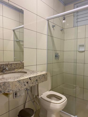 ウベルランジアにあるSan Martin Hotelのバスルーム(トイレ、洗面台、鏡付)