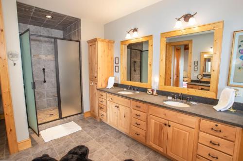 a bathroom with two sinks and a shower at Ridgeline Cabin in Elk Park