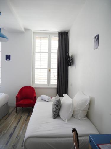 Una cama o camas en una habitación de Hôtel du Simplon