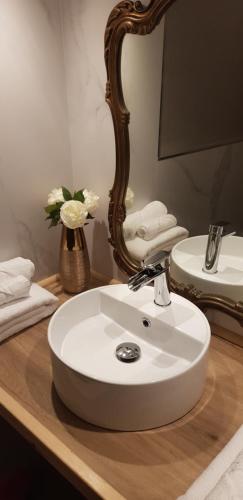 ラ・スペツィアにあるL'Etoileのバスルーム(白い洗面台、鏡付)