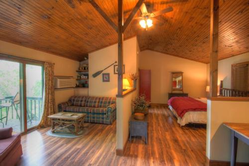Una gran sala de estar con una cama y un sofá. en Sleepy Hollow, en Boone