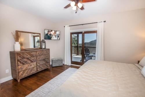 Schlafzimmer mit einem Bett, einer Kommode und einem Spiegel in der Unterkunft Starlight Ridge in Seven Devils