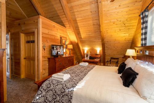 a bedroom with a large bed in a cabin at Stoney Brook Cabin in Boone