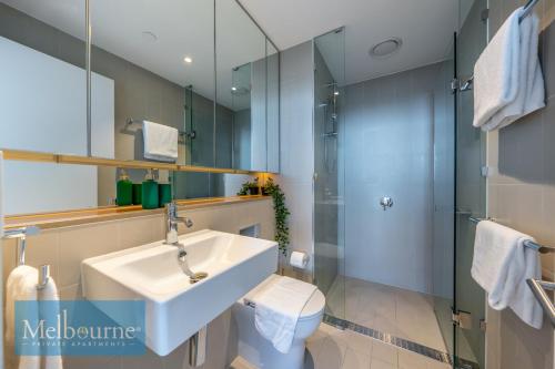 Melbourne Private Apartments - Collins Street Waterfront, Docklands في ملبورن: حمام مع حوض ومرحاض