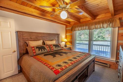 1 dormitorio con 1 cama y ventilador de techo en Sugar Shack, en Banner Elk