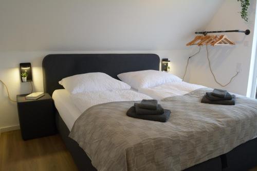 ein Schlafzimmer mit einem Bett mit zwei Handtüchern darauf in der Unterkunft Privatzimmer im Einfamilienhaus in Emden