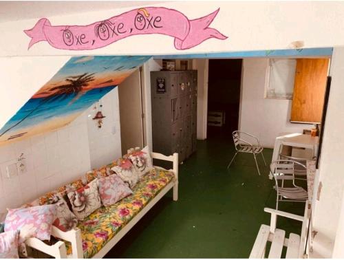 Una habitación con sofá y un cartel que diga que nos amamos en Lord Hostel Salvador BA, en Salvador