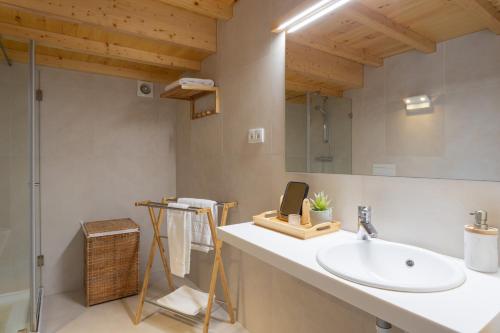 a bathroom with a sink and a mirror at Apartamento Férias (Apartamento Sul) in Gafanha da Encarnação