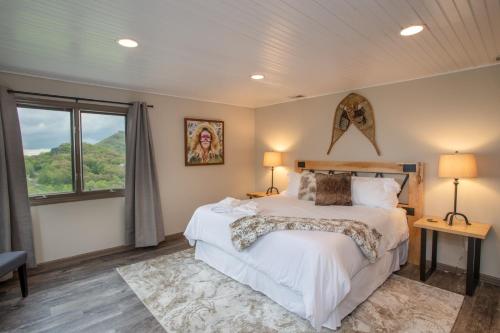 ein Schlafzimmer mit einem großen Bett und einem Fenster in der Unterkunft Top of the World in Seven Devils