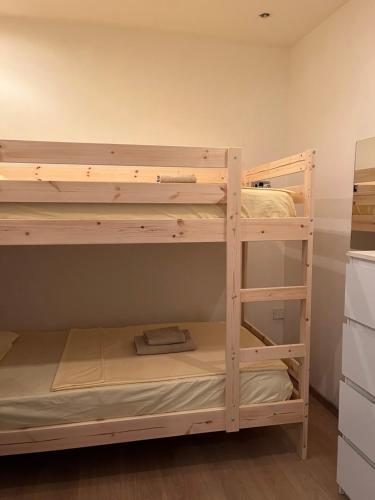 เตียงในห้องที่ Theodoros Apt.22
