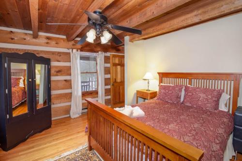 Postel nebo postele na pokoji v ubytování Trailhead Cabin