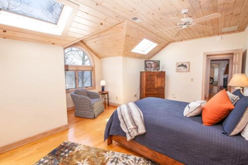 Schlafzimmer mit einem Bett und einer Decke mit Oberlichtern in der Unterkunft Westmount in Vilas