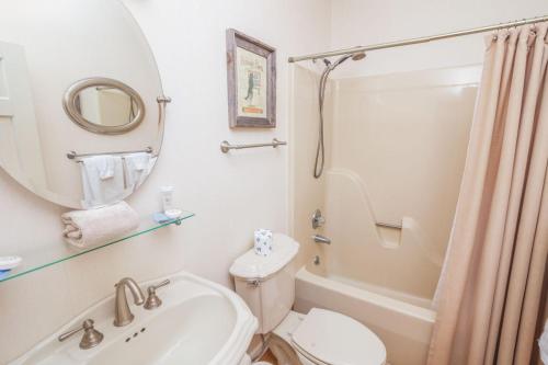 un bagno con lavandino, WC e specchio di Yonahlossee Getaway a Boone