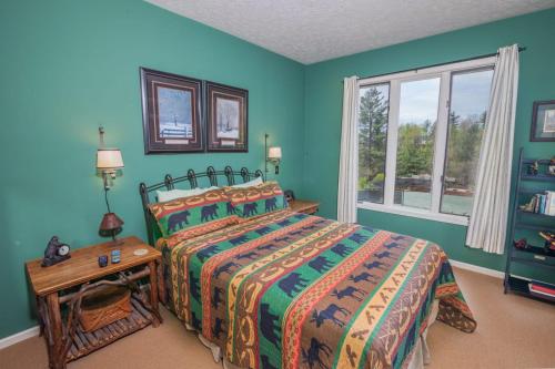 una camera da letto con un letto e una finestra di Yonahlossee Getaway a Boone