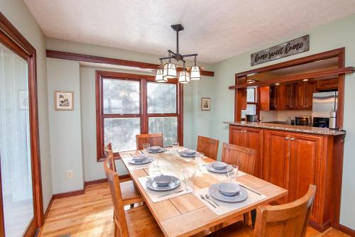 O bucătărie sau chicinetă la Summit Haven