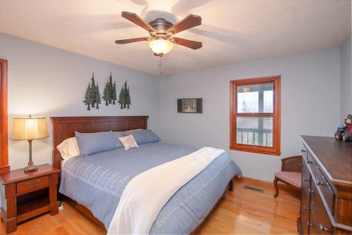 Un pat sau paturi într-o cameră la Summit Haven