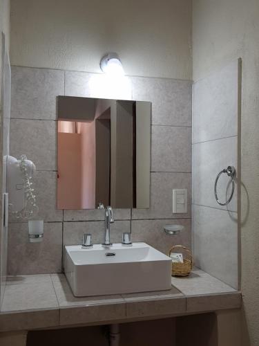 een badkamer met een wastafel en een spiegel bij Tierra Primitiva in Tilcara
