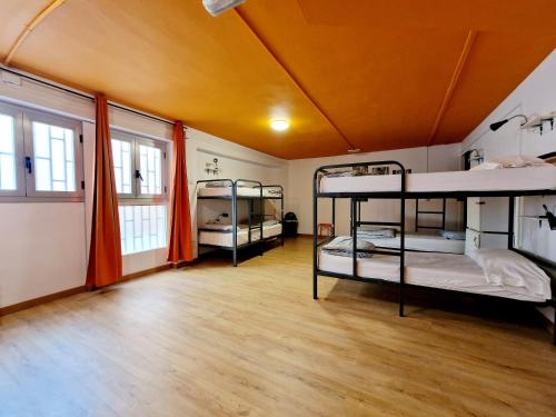 バルセロナにあるArc House Barcelonaの二段ベッド3組が備わる客室です。