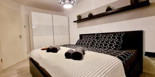 a bedroom with a bed with two stuffed animals on it at New Modern SelfCheckin PublicFreeParking HighSpeed Wifi KingSizeBed in Baden-Baden