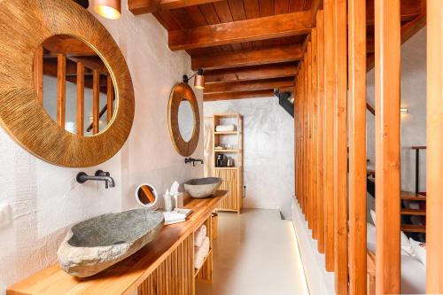een badkamer met 2 wastafels en een grote spiegel bij Blerina's Agritourism Concept in Laknas