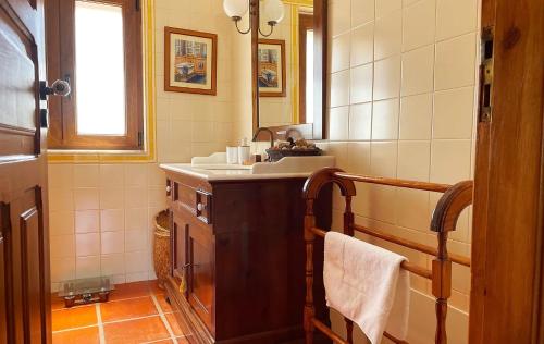 y baño con lavabo y espejo. en Monte do Poejo, 