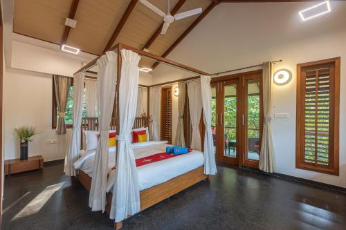1 dormitorio con 1 cama con mosquitera en SaffronStays Courtyard, Nashik - infinity pool villa with a huge party lawn en Nashik