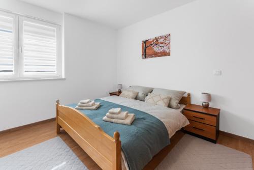 1 dormitorio con 1 cama con toallas en Apartment MDM, en Buje