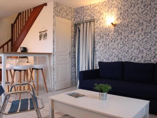 un salon avec un canapé et une table dans l'établissement Maison de vacances calme à St-Georges-d'Oléron, proche plage, 4 couchages, jardin, parking, ménage inclus - FR-1-246A-204, à Saint-Georges-dʼOléron