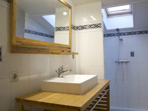 une salle de bain avec un lavabo, un miroir et une douche dans l'établissement Maison de vacances calme à St-Georges-d'Oléron, proche plage, 4 couchages, jardin, parking, ménage inclus - FR-1-246A-204, à Saint-Georges-dʼOléron
