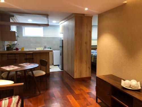 cocina y sala de estar con mesa y comedor en Apartamento acogedor en Achumani, en La Paz