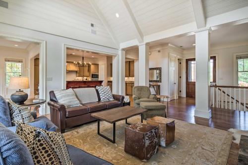 Ruang duduk di Pool and Mountain Views Stunning Mill Spring Home!