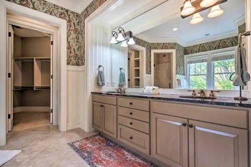 Dapur atau dapur kecil di Pool and Mountain Views Stunning Mill Spring Home!
