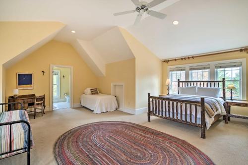 Katil atau katil-katil dalam bilik di Pool and Mountain Views Stunning Mill Spring Home!