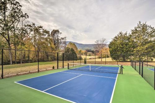 Tenis dan/atau kemudahan skuasy di Pool and Mountain Views Stunning Mill Spring Home! atau berdekatan
