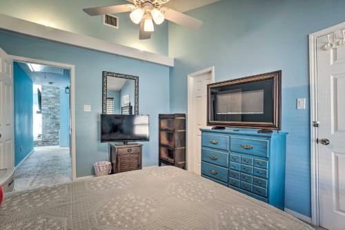 1 dormitorio con 1 cama y TV de pantalla plana en Lakefront Livingston Home with Grill and Views!, en Blanchard