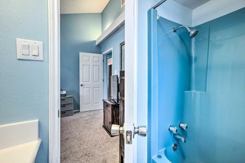 ein Badezimmer mit einer blauen Tür und einem Spiegel in der Unterkunft Lakefront Livingston Home with Grill and Views! in Blanchard