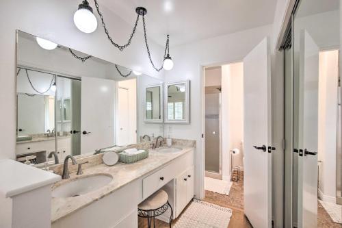 baño con 2 lavabos y espejo grande en Awesome Poway Home with Private Pool!, en Poway