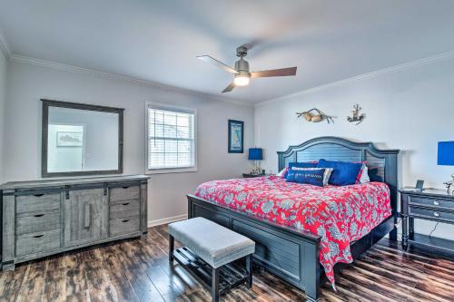 1 dormitorio con cama, tocador y espejo en Kentucky Lake Vacation Rental Near Marina!, en Gilbertsville