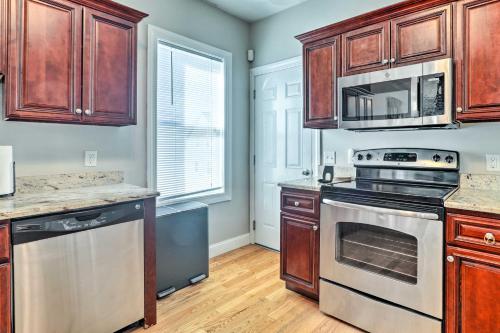 Una cocina o cocineta en Providence Apartment 1 Mi to Brown University