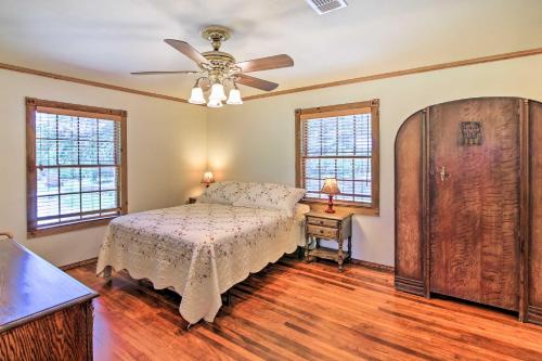 - une chambre avec un lit et un ventilateur de plafond dans l'établissement Scenic Cottage with Views, 17 mi to San Antonio!, à San Antonio