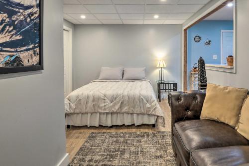 ein Schlafzimmer mit einem Bett und einem Sofa in der Unterkunft Atlanta Area Studio with Creek Access! in Lawrenceville