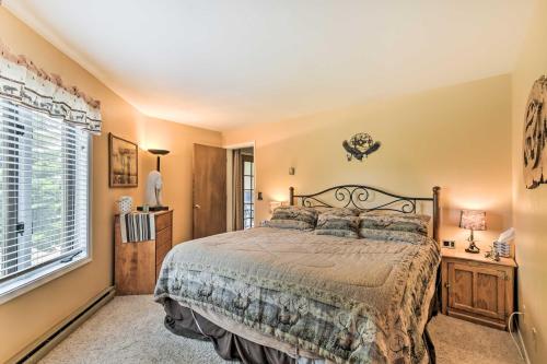 um quarto com uma cama grande e uma janela em Mtn-View Angel Fire Condo, Less Than 1 Mile to Resort! em Angel Fire